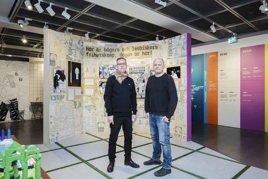 Kuraattorit Kalle Hamm (vasemmalla) ja Antti Järvi Helsingin kaupunginmuseon M/S Baltic Queers -näyttelyssä.