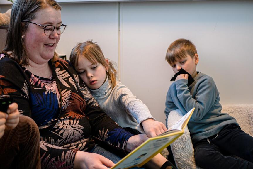 Läraren Lilly-Ann Anttile-Hagnäs läser för elever i Munsknäs förskola.