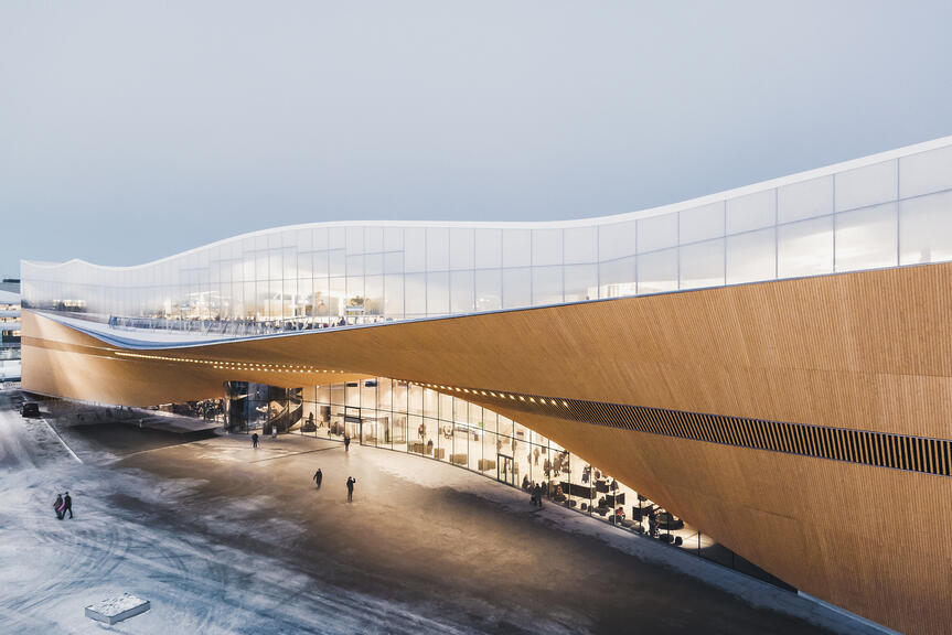 Talvinen ulkokuva iltavalaistuksessa olevasta Oodin rakennuksesta.