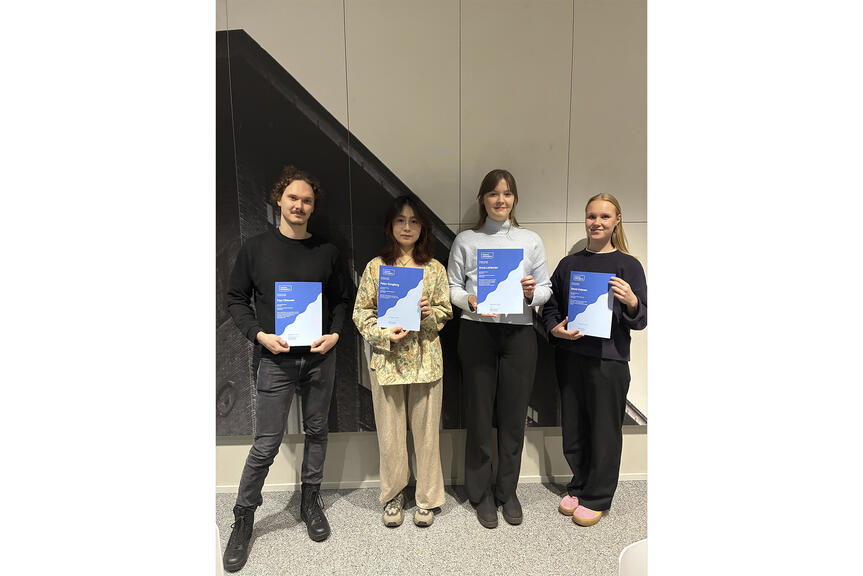Kuvassa neljä vuoden 2025 Helsingin kaupungin opinnäytepalkinnon saanutta henkilöä.