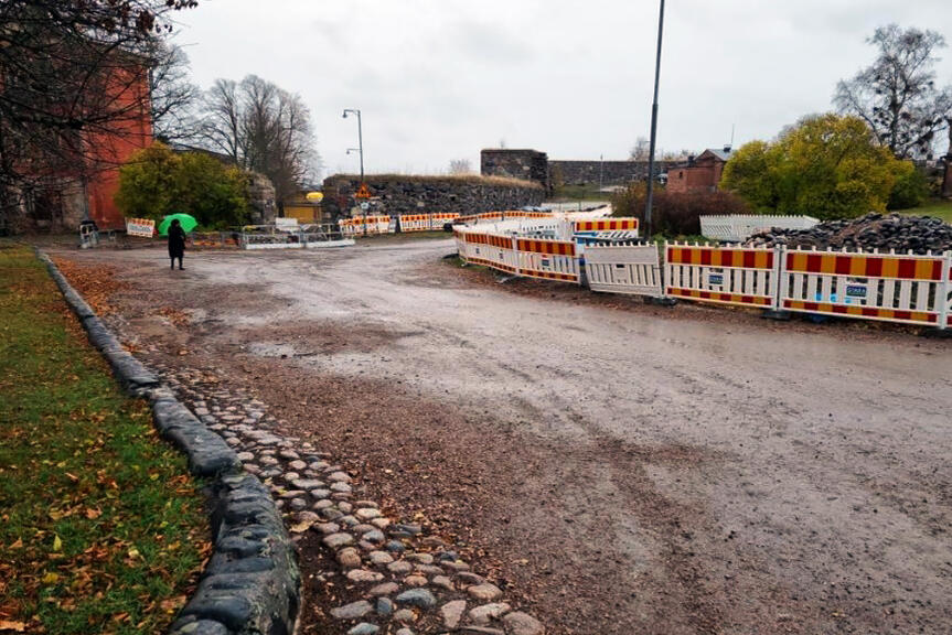 Suomenlinnan pääraitti, jonka reunoilla on työmaa-aitoja