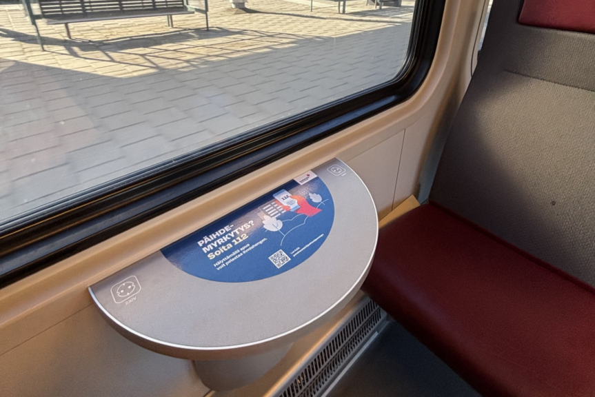 Kampanjatarra liimattuna lähijunan pöydälle.
