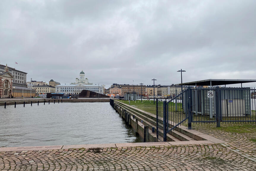 Näkymä Helsingin Kauppatorin suuntaan. Etualalla Pakkahuoneenlaituri ja Vironaltaan vesialue, taustalla Helsingin tuomiokirkko sekä vanhoja kivirakennuksia. 
