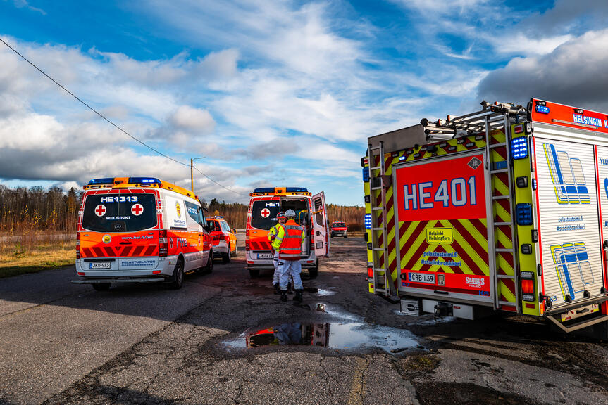 Kuvassa kaksi ambulanssia ja paloauto
