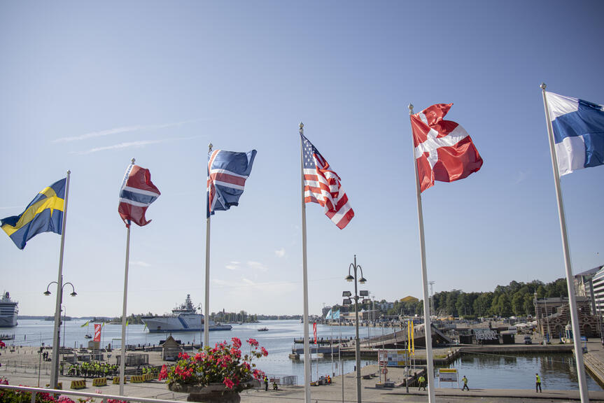 Yhdysvaltojen ja Pohjoismaiden liput Kaupungintalolla.