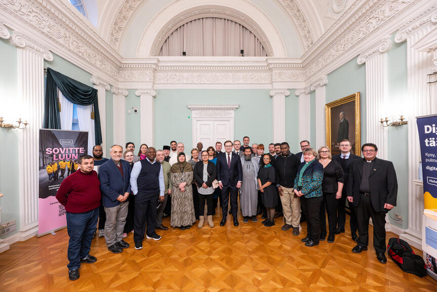 Iso ryhmä ihmisiä asettautuneena yhteiskuvaan Empire-salissa.