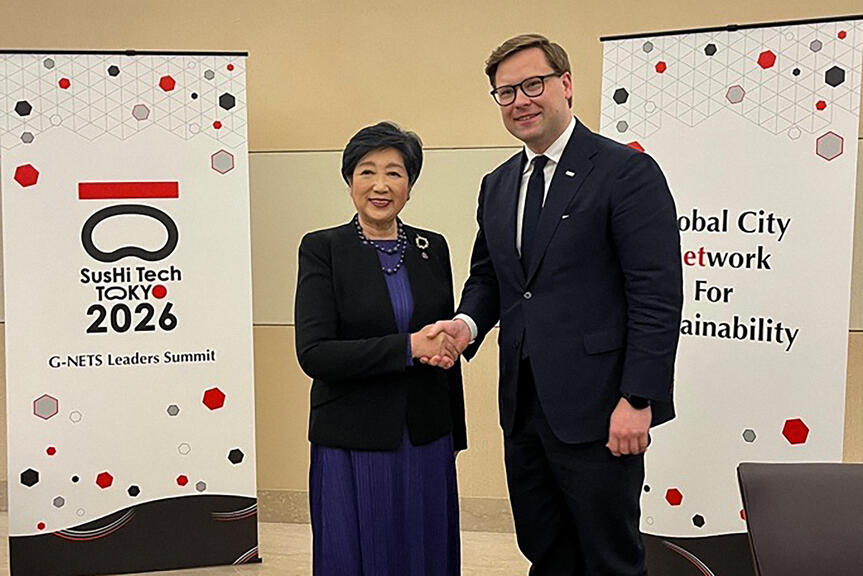 Pormestari Sazonov ja Yuriko Koike kättelevät