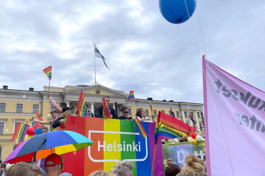 Helsingin kaupungin Pride-juhlintaa Senaatintorilla.