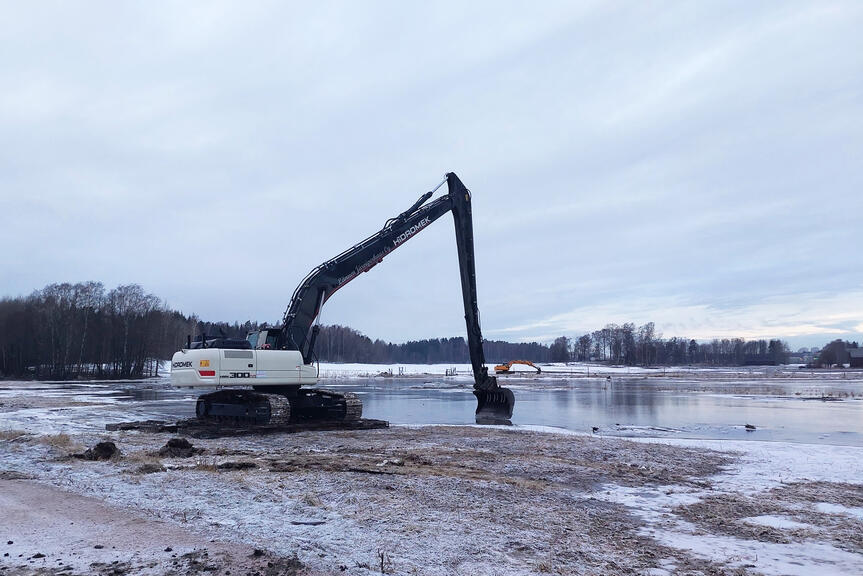 Kaivinkone Viikin Purolahdella.