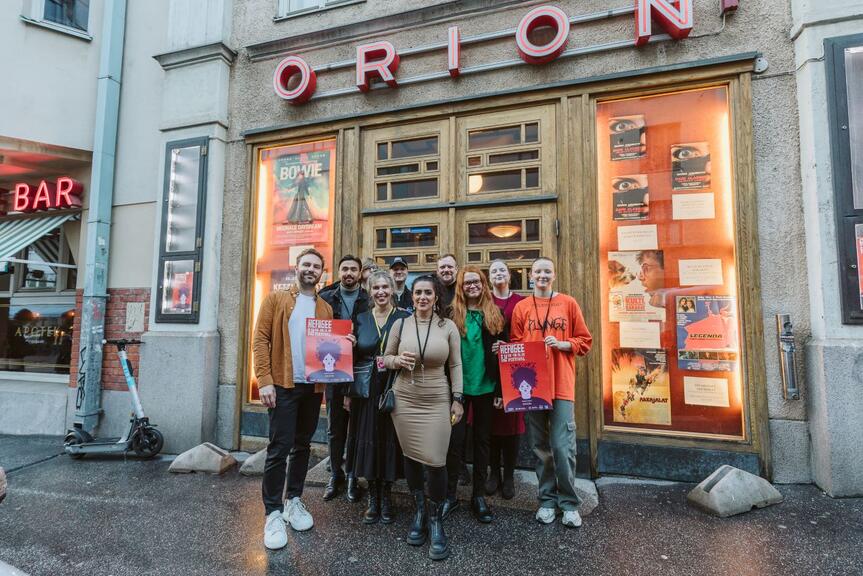 Gruppen Refugee Film Festival står framför bion Orion.