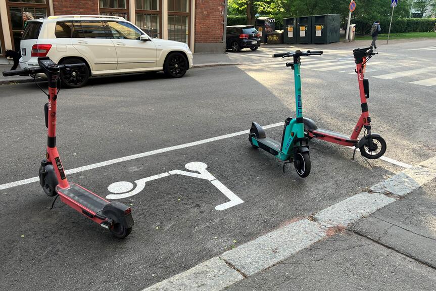 Sähköpotkulautoja pysäköitynä.