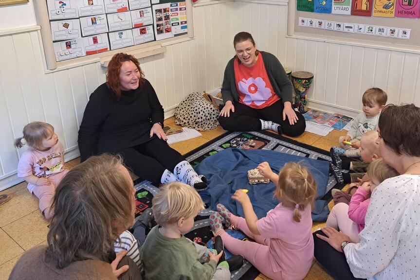 Anna Moberg-Jokinen och Hannah Öster-Badawi sjunger med barn på dagis.