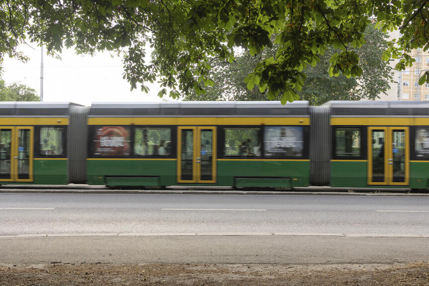 Raitiovaunu liikkeessä.