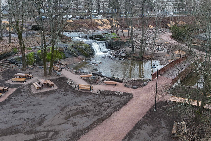Strömbergin puistoon tuli peruskorjauksen myötä muun muassa uusia istuskelu- ja piknikpaikkoja vesiputouksen äärelle.
