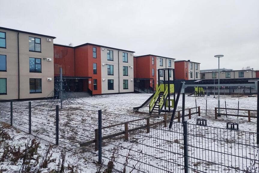 Talvinen valokuva Suuntimopuiston reunalla sijaitsevasta rakennuksesta.