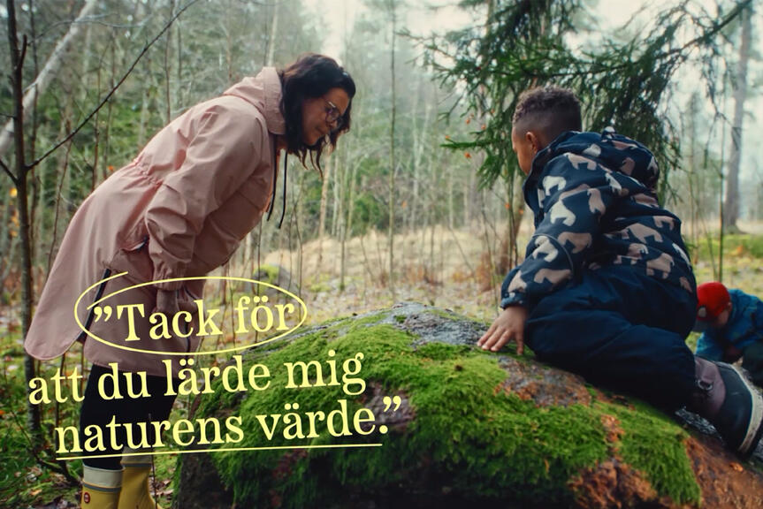 Lärare inom småbarnspedagogik och ett barn i skogen.