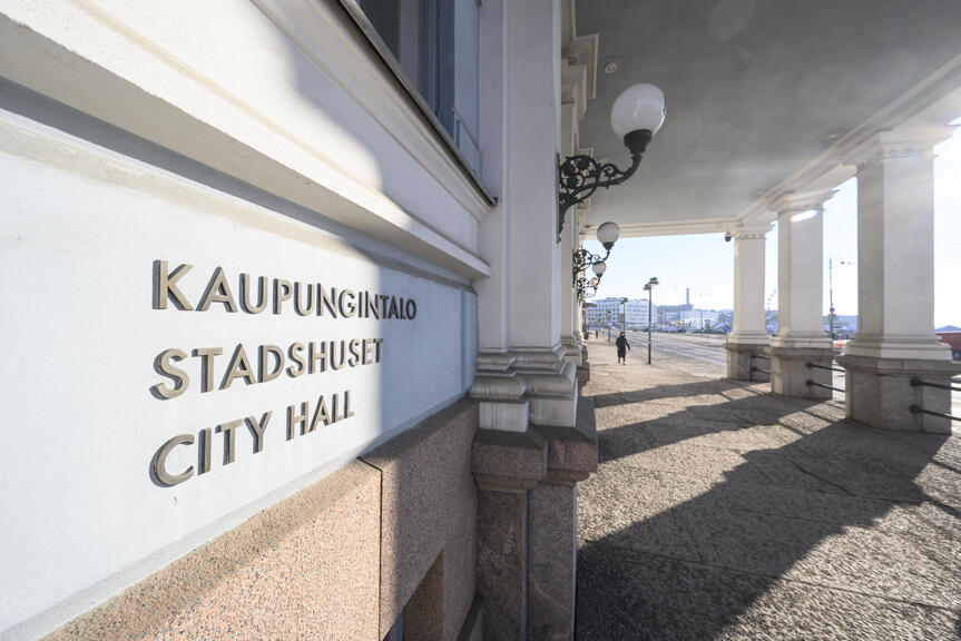 Kaupungintalon pääsisäänkäynti Pohjoisesplanadilla kuvattuna pylväiden allla.