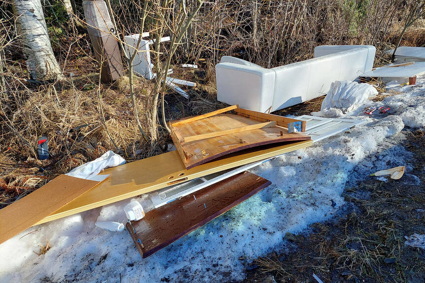 Maastoon jätettyä tavaraa.