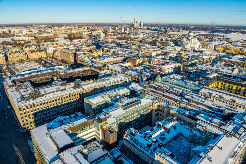 Ilmakuva talvisesta kaupunkinäkymästä Helsingissä.