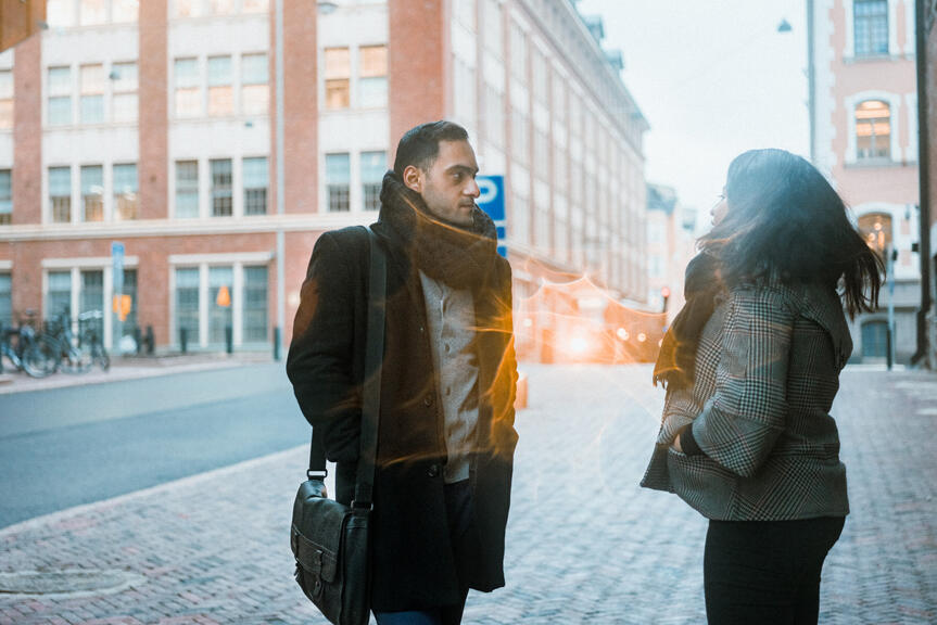 Kaksi ihmistä keskustelee kadulla.