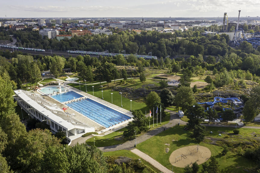 Uimastadion ja sen ympäristöä kuvattuna korkealta ilmasta käsin.