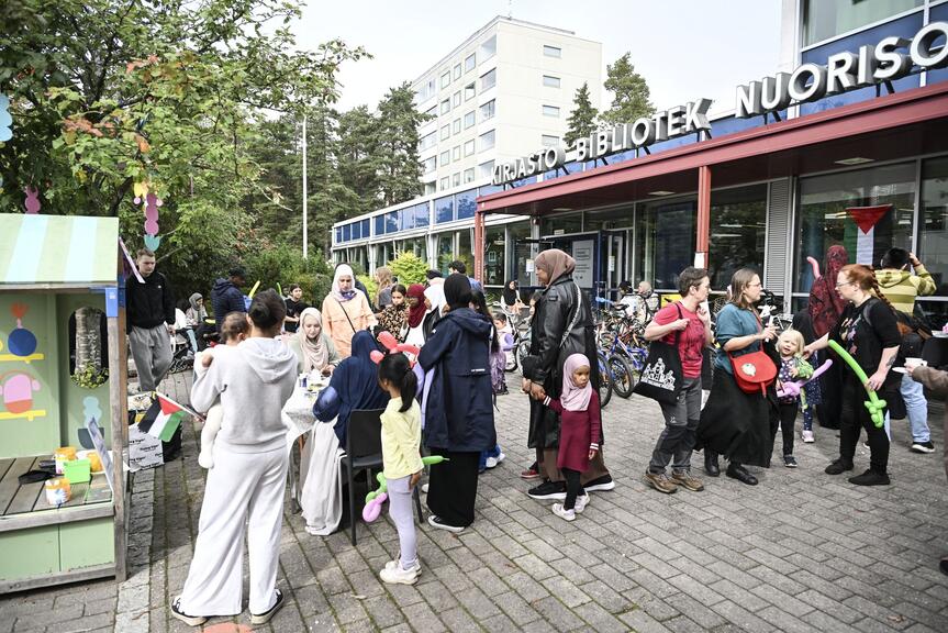 Kontulan kulttuuriostarin tapahtumakävijöitä.