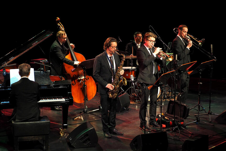 Umo Jazz Orchestran pienyhtye esiintymässä. 