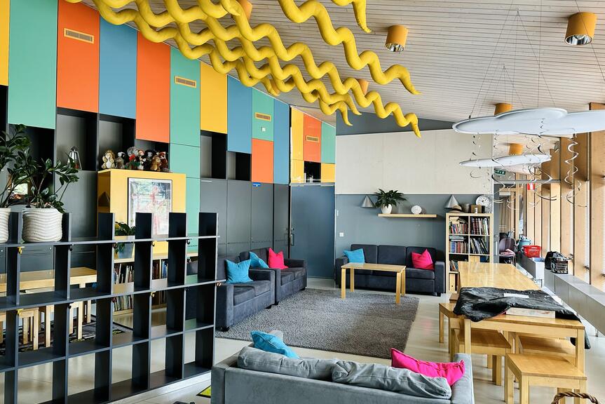 Leikkipuisto Etupellon olohuonemainen leikkitila.