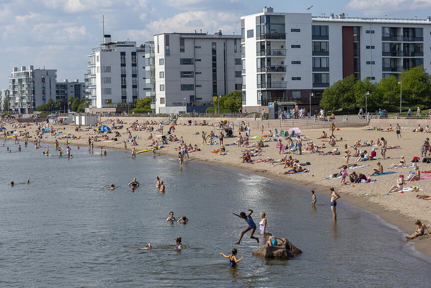 Aurinkolahden uimaranta ja lapsia leikkimässä rantavedessä.