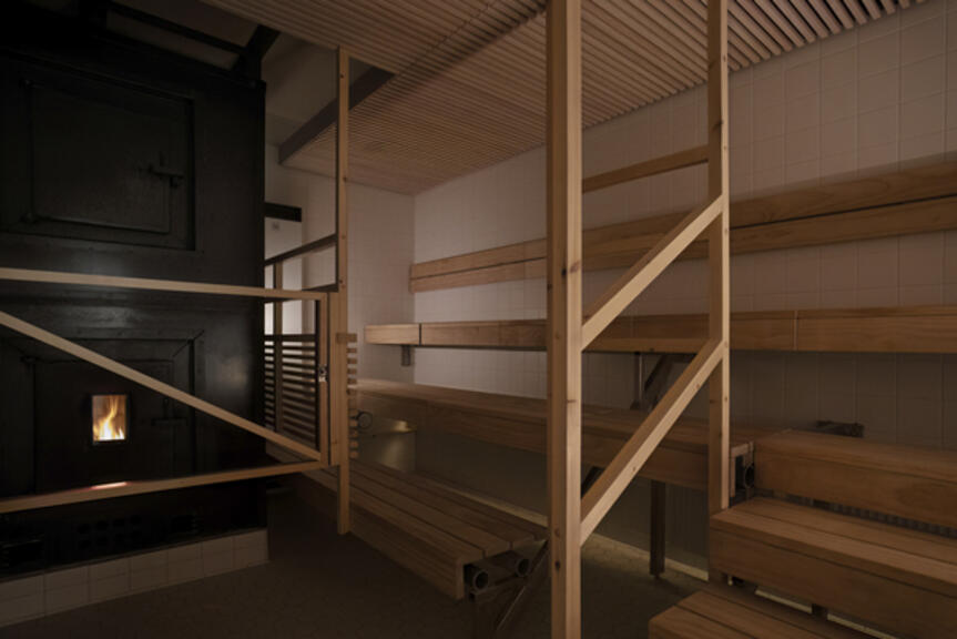 Yrjönkadun uimahallin puusauna lauteineen ja kiukaineen.