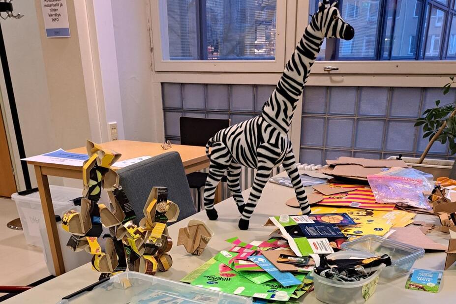 Askartelu ja kierrätyspöytä Opistotalolla