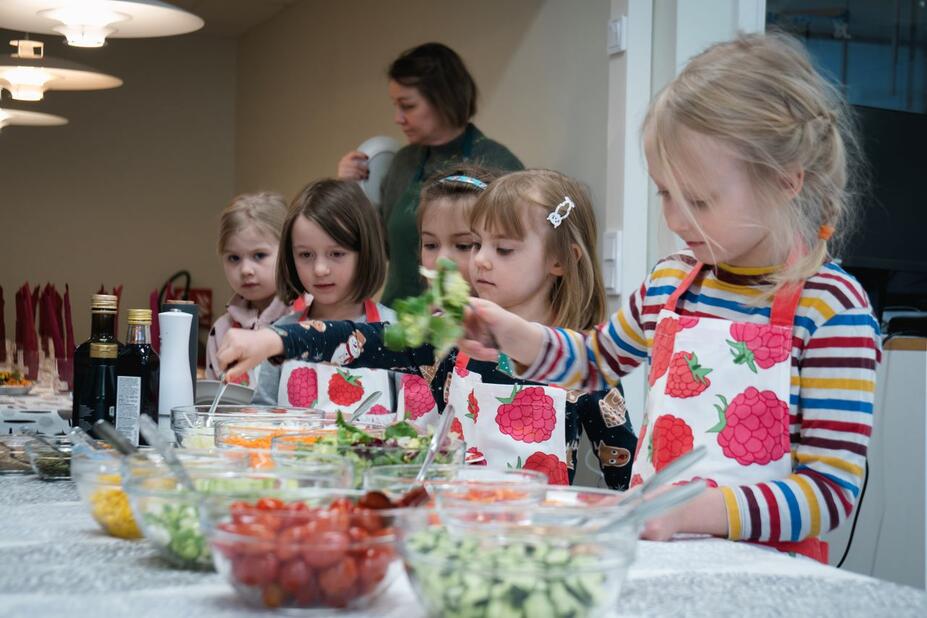 Daghemsbarn tar sallad på Arbis.