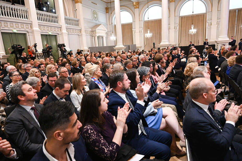  Inbjudna gäster i stadshuset.