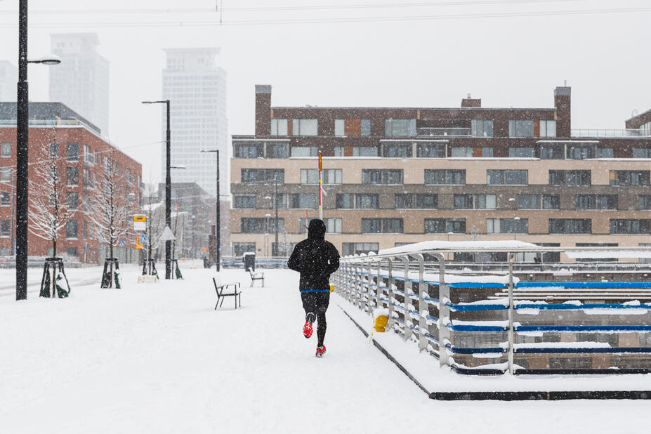 Mies lenkkeilee talvisessa Kalasatamassa