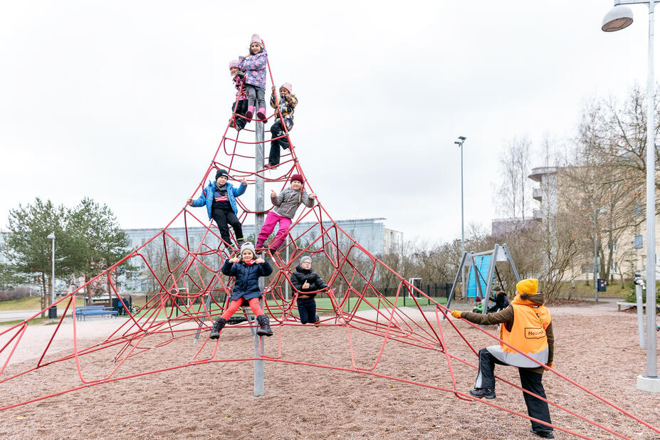 Under veckans lopp erbjuds bland annat utflykter, utomhusvistelse, idrott, lekar och spel i stadens lekparker. Handledarna i lekparken ansvarar för en trygg verksamhetsmiljö. Bild: Jefunne Gimpel