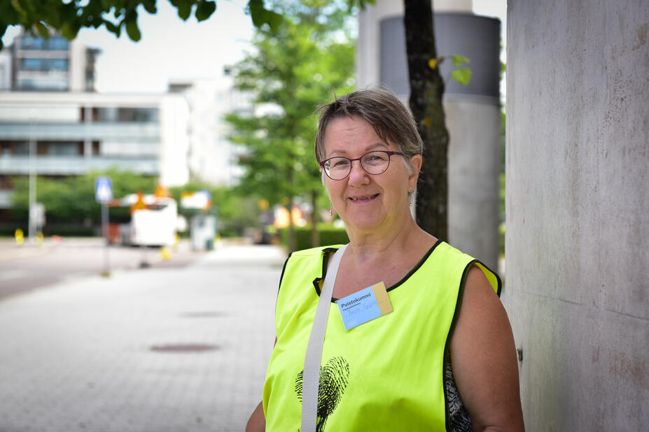 Puistokummi Tuula on tuttu näky Vuosaaressa. Tuulalla on päällään huomioliivi sekä puistokummikortti, jolla voi todistaa olevansa toiminnassa mukana.  Photo: Teina Ryynänen