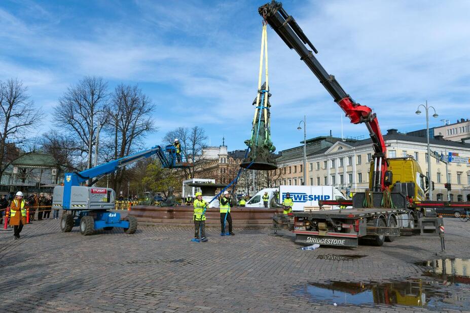 Havis Amanda  åker i väg för restaurering.