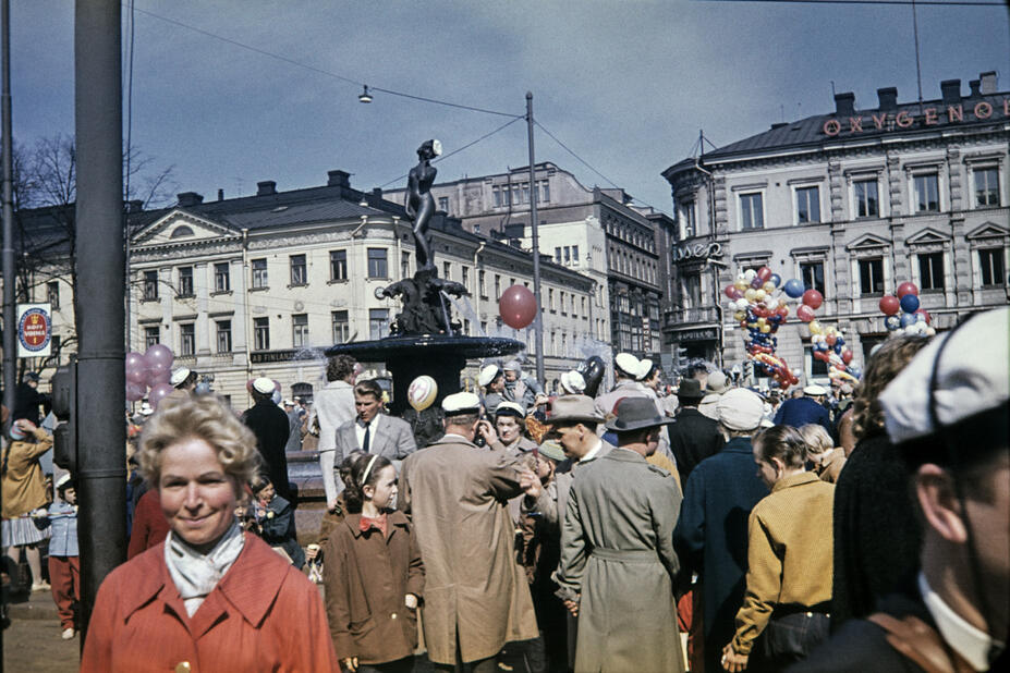 Första maj-firande vid Havis Amandas staty på 1950-talet.