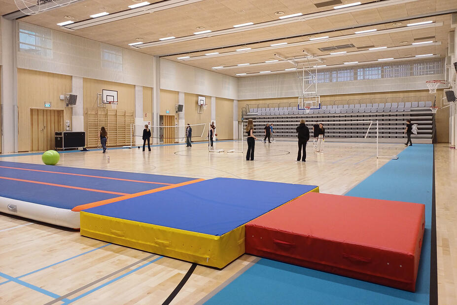 Liikuntasali ja oppijoita.