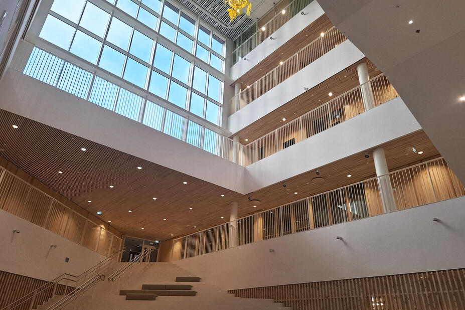 Rakennuksen aulatila.