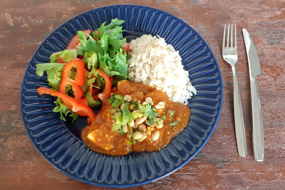 Annos butter chickeniä salaatin ja riisin kera.