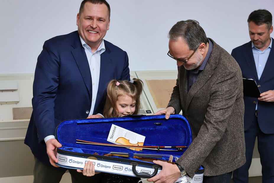 Дитина з новою скрипкою.