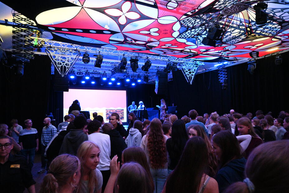 Tiivistämö täynnä nuoria.