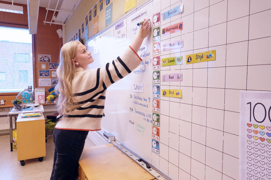 Elsa ILtanen kirjoittaa taululle