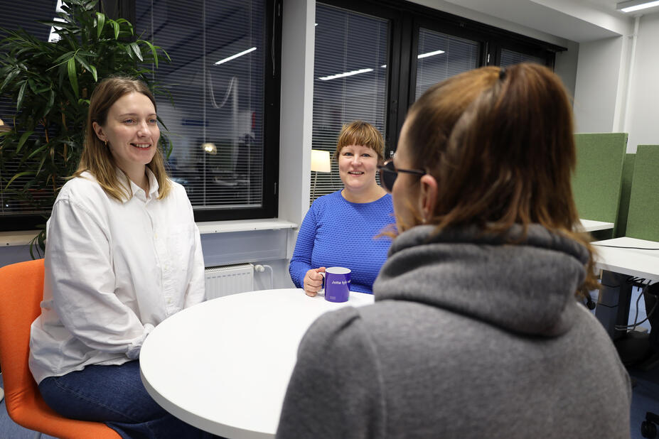 Iida ja Emma katsovat Tanjaa