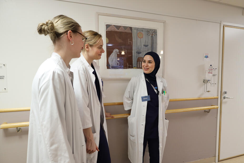 Sofia, Janita ja Zahra sairaalan käytävällä juttelemassa