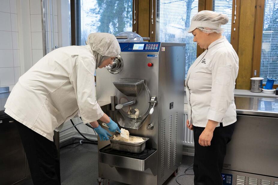 Noora Alatupa valmistaa pistaasi-gelatoa opettajansa Johanna Tiiton ohjauksessa.