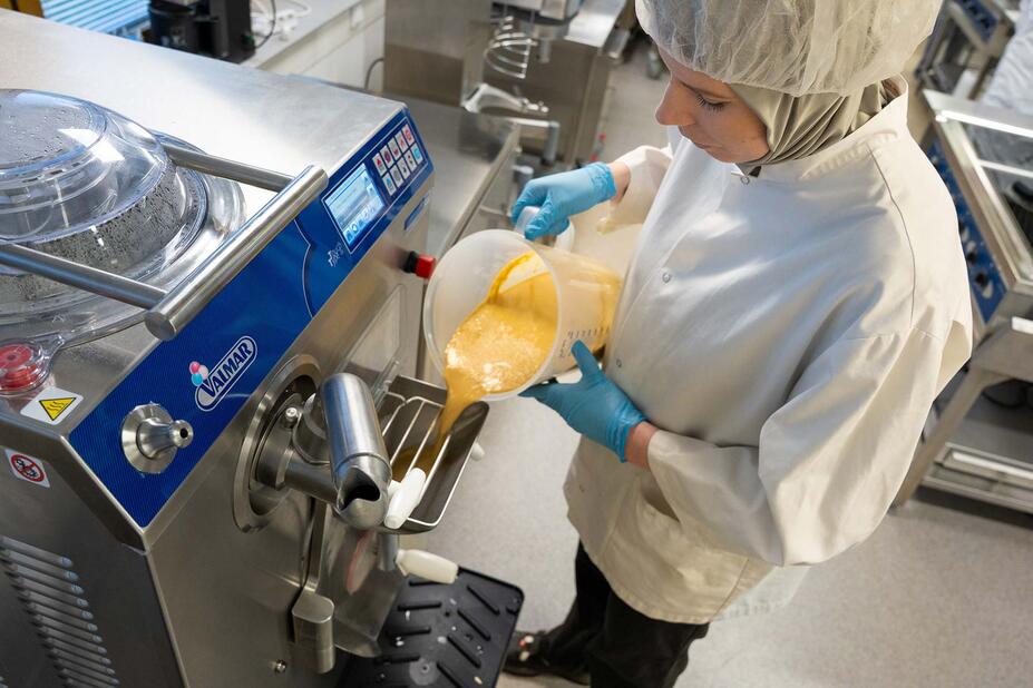 Noora Alatupa valmistaa gelatoa.