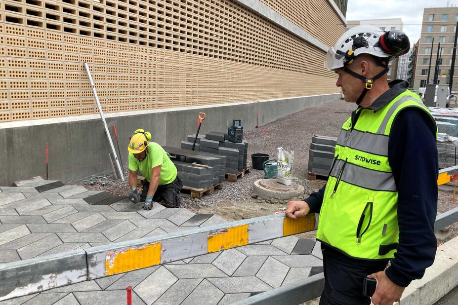 Harri Saarinen seuraa työmaan tapahtumia.