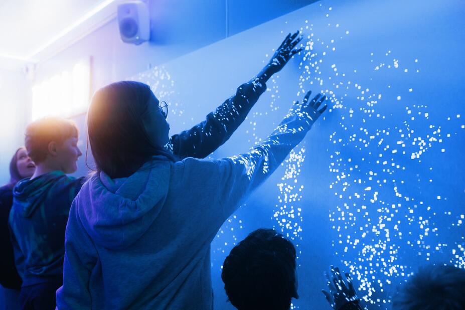 Koululaisia tutkimassa simulaatio-opetuksen mahdollisuuksia.